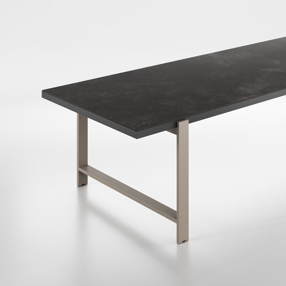 ABOUT-OFFICE_horo_direzionale_pure_dettaglio_ossido-nero-grigio-fango HORO_Pure - About Office